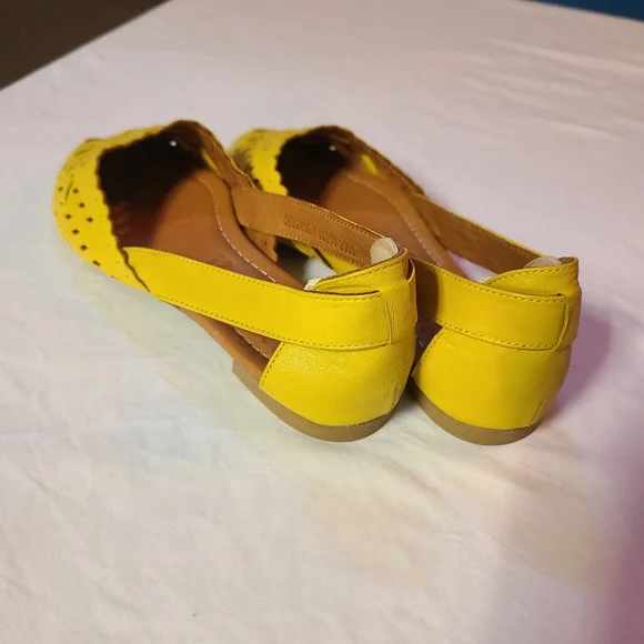 Spring Step Yellow Flats Size 36 - Picture 8 of 10